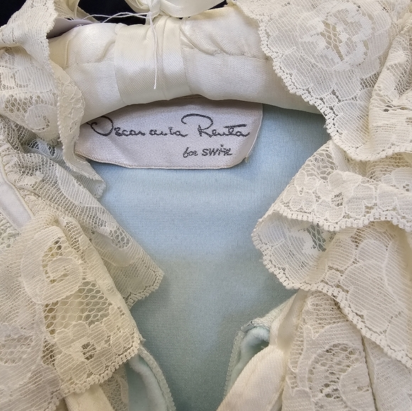 Oscar de la Renta - Picture 2 of 9